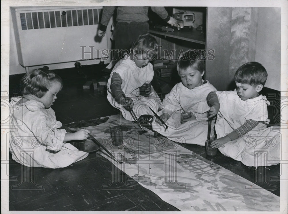 1959 Press Photo Kids E McEvoy. E Berka, J Word, J Condick paint Xmas wrap - Historic Images