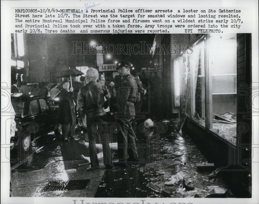 1969 Press Photo Montreal Police arrested a looter on Ste Catherine streets - Historic Images