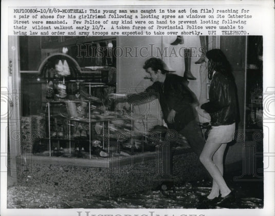 1969 Press Photo Young man looting at the windows on Ste. catherine Streets. - Historic Images