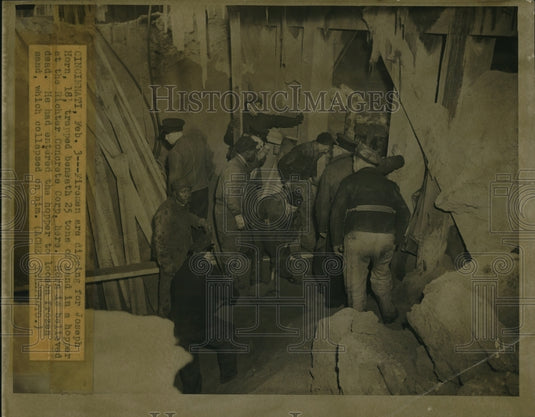 1948 Press Photo Firemen digging for Joseph Horn trapped at the Richter Concrete - Historic Images