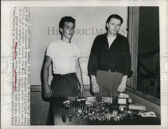 1949 Press Photo James Lee & C. Jacobs with guns & jewelry taken during arrest - Historic Images