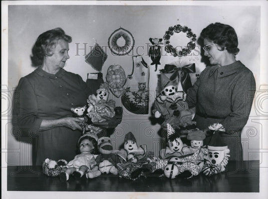 1961 Press Photo Mrs. Don Alexander & Mrs. Robert Warner at Christmas Bazaar - Historic Images