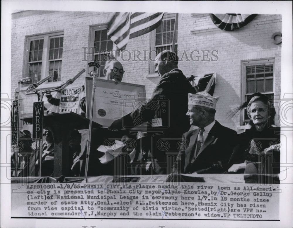 1955 Press Photo Phenix City major, G. Knowles accepts award from Dr. G. Gallup - Historic Images