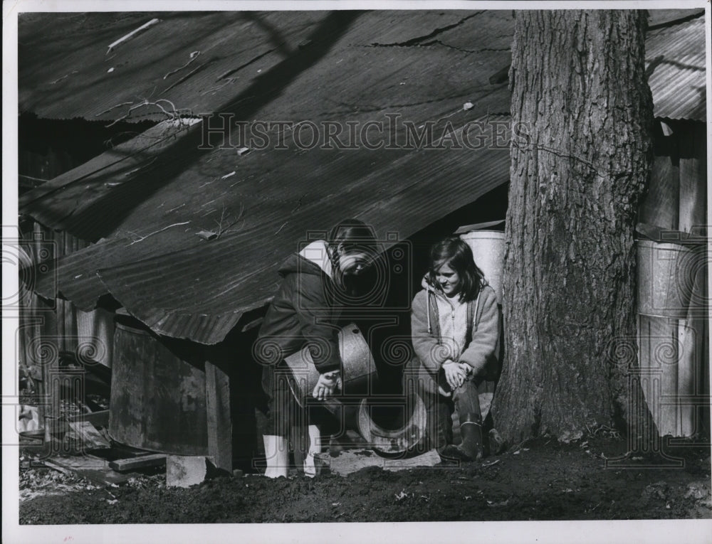 1966 Press Photo Jennifer Leathers,Barb Babker at maple syrup harvest - Historic Images