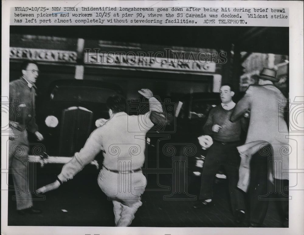 1951 Press Photo NYC longshoreman in brawl with pickets at docks - Historic Images