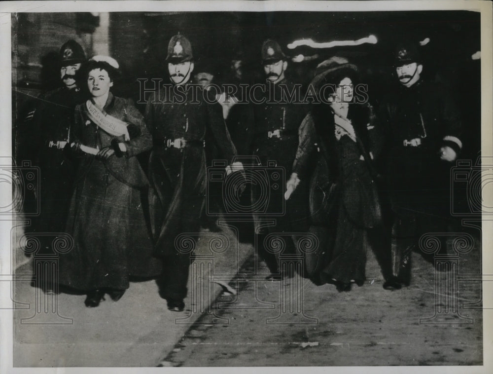 1935 Press Photo Women voters being arrested by London bobbies - Historic Images