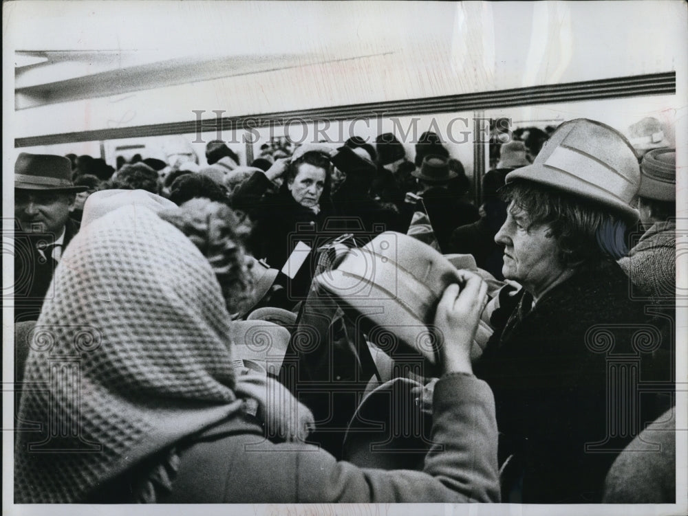 1961 Press Photo Frankfurt Germany women at millenery counter sales - Historic Images