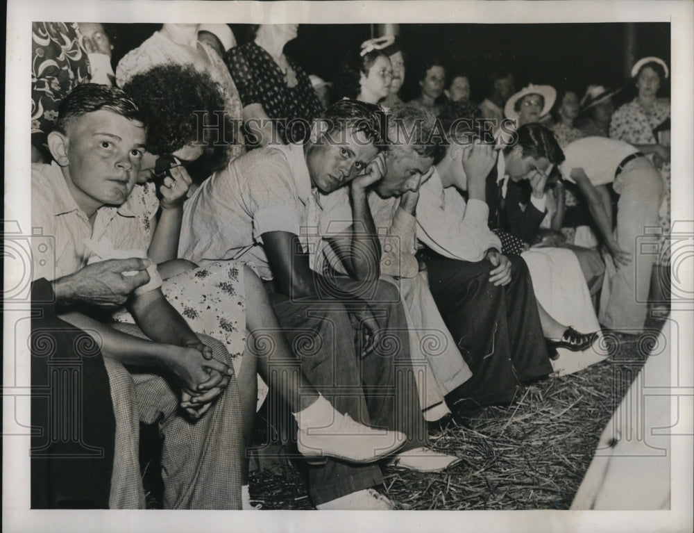 1939 Press Photo Worshippers at meditation for purification - Historic Images