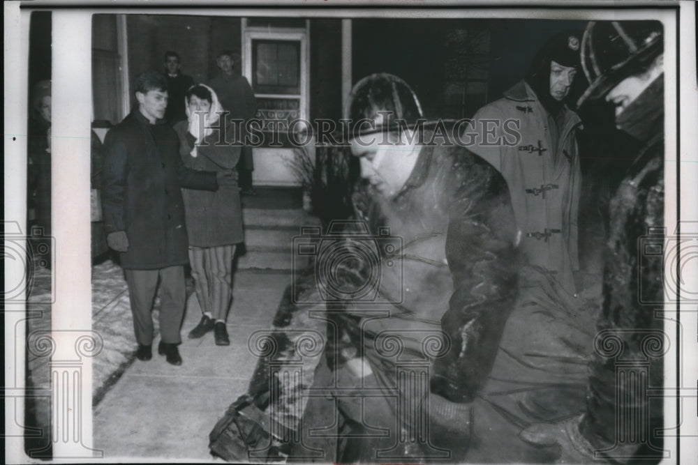 1963 Press Photo Toronto Firemen carry the canvas wrapped body of one of 8 - Historic Images