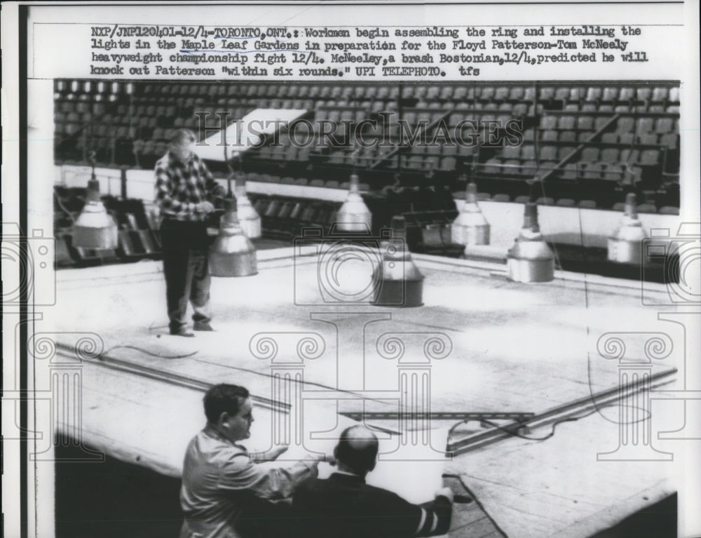 1961 Press Photo Toronto Canada workmen ring at Maple Leaf Gardens for boxing- Historic Images