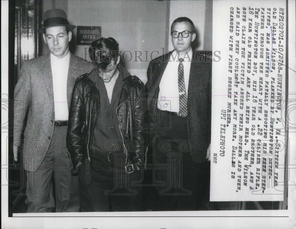 1958 Press Photo Dallas Wilson flanked by Huntington detectives - Historic Images