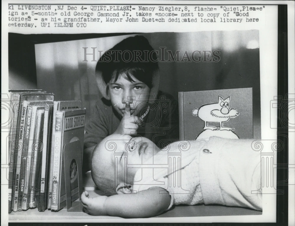 1961 Press Photo Livingston NJ Nancy Ziegler flashes quiet please as 5 month old - Historic Images