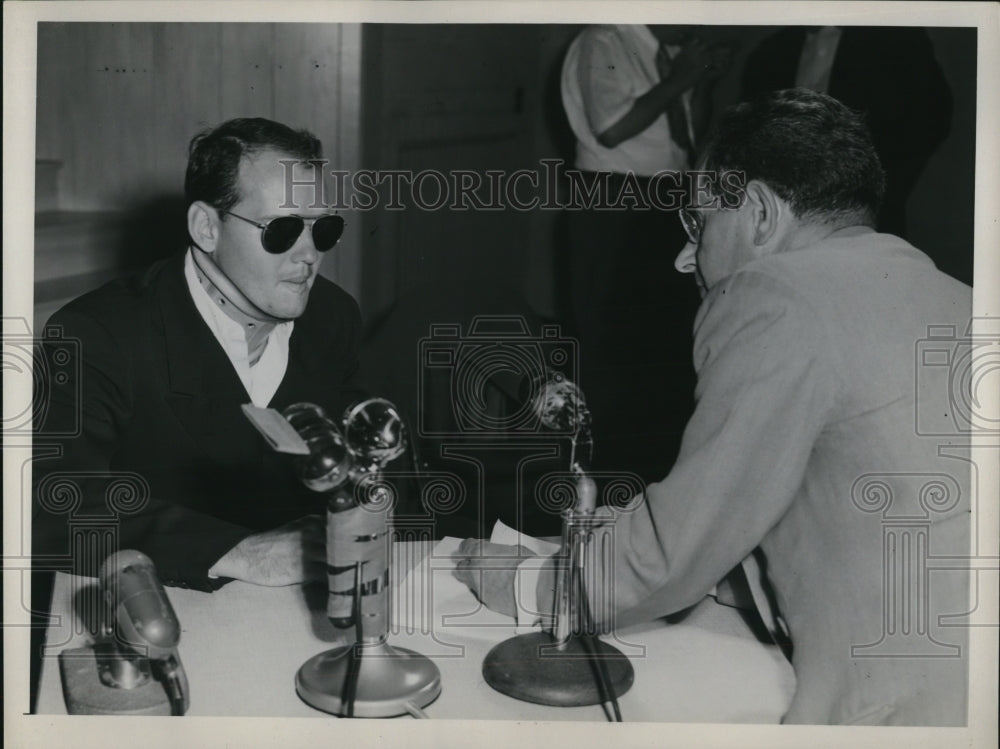 Press Photo Dr Sam Sheppard talks to court reporter after ending his testimony - Historic Images