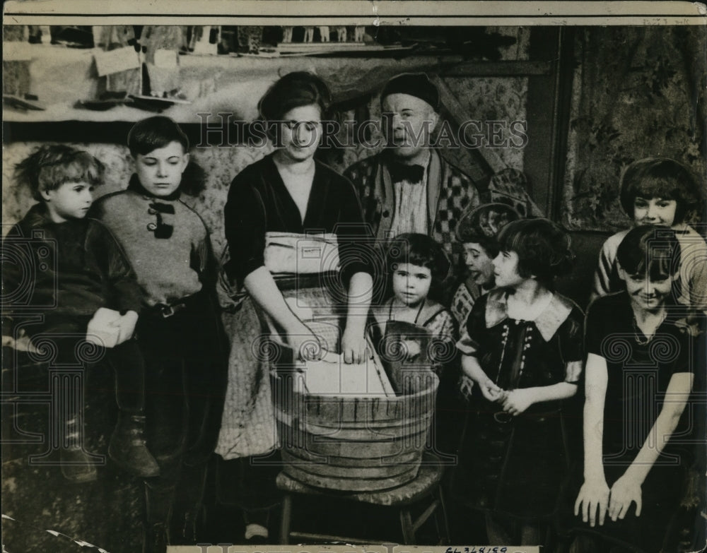 1935 Press Photo Miss Lilly Kenny and William Kenny with their Children - Historic Images