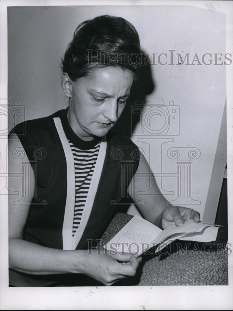 1965 Press Photo Mrs Gertrude Panfil of Garfield Heights Ohio - Historic Images