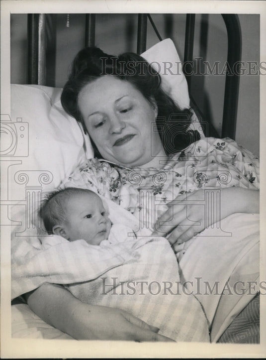 1944 Press Photo Chicago Mrs Mary Zaranek leap year baby herself & her baby - Historic Images