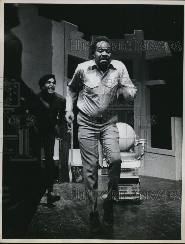 1969 Press Photo much to amusement of david Downing Douglas Turner Ward does a - Historic Images