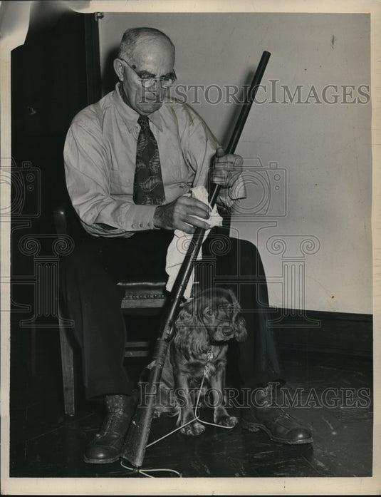 1949 Press Photo Oldtimer Andrew Trapp custodian & his rifle for hunting in Ohio - Historic Images