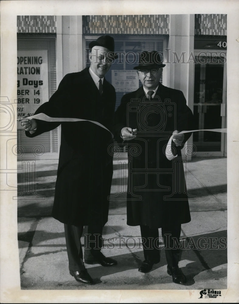 1964 Press Photo L.S. Levy & W. Rex Davis cut ribbon at Central National Bank - Historic Images