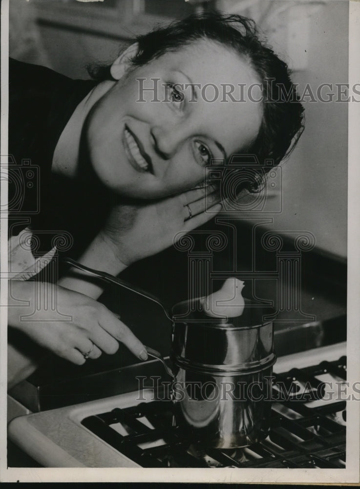 1936 Press Photo Cooking Bird Chirps when egg is done. - Historic Images