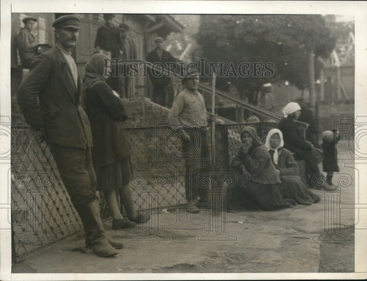 1931 Press Photo The travelers in Alexandrov Ukrain from the third class - Historic Images