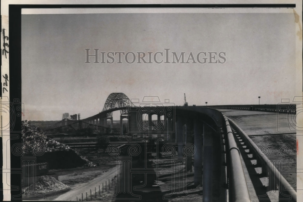 1962 Press Photo The final concrete to finish the International Bridge - Historic Images