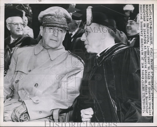 1951 Press Photo Father Edward O'Donnell talking to General Douglas MacArthur - Historic Images