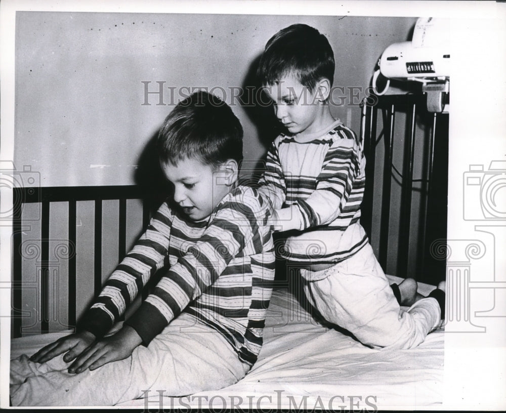 1952 Press Photo McCuaig brothers, Scout &amp; Douglas Jr., with polio - Historic Images