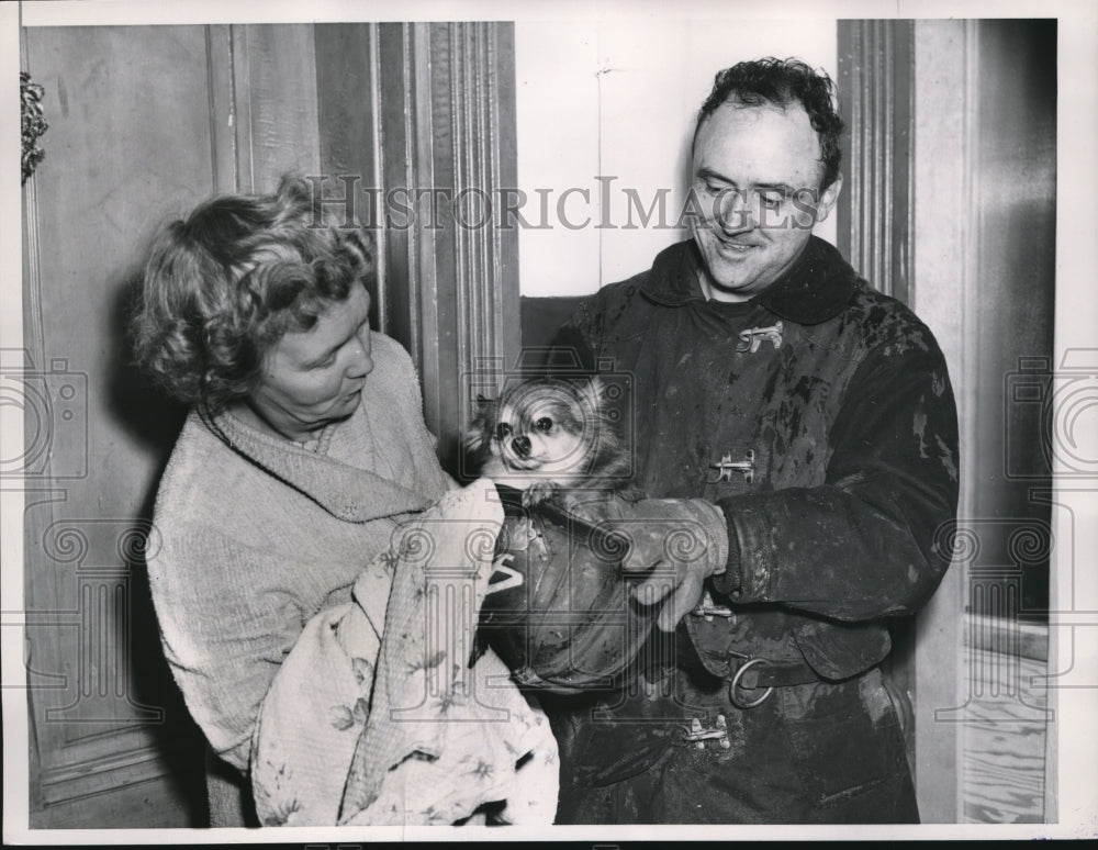 1953 Press Photo Fireman William McGlynn giving the dog a foster family - Historic Images