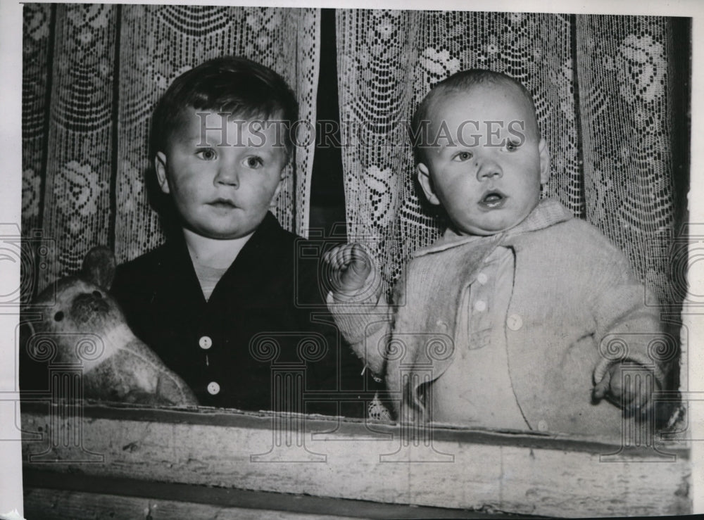 1946 Press Photo Michael and Peter McKay whose mother Ruth left &amp; never returned - Historic Images