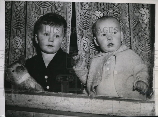 1946 Press Photo Michael and Peter McKay whose mother Ruth left & never returned - Historic Images