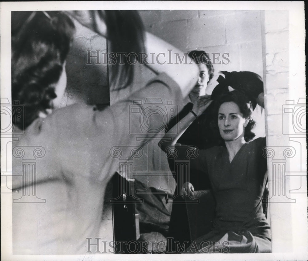 1946 Press Photo Birmingham England, Eileen McKenna in American City - Historic Images