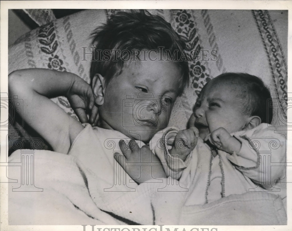 1946 Press Photo Almeda California, Bennie MacDonald &amp; Carolyn rescued from fire - Historic Images