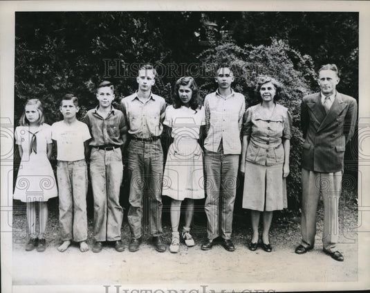 1946 Press Photo Erwin McEwen family during school days - Historic Images