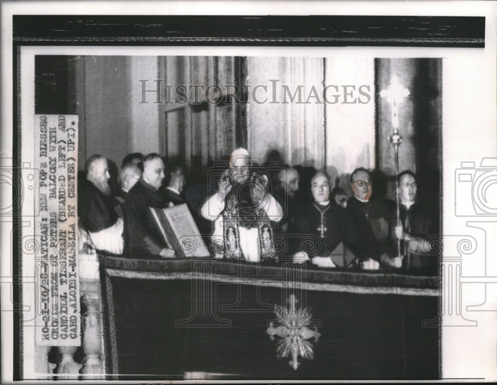 1958 Press Photo New Pope John XXIII in Vatican blessing the crowd - Historic Images