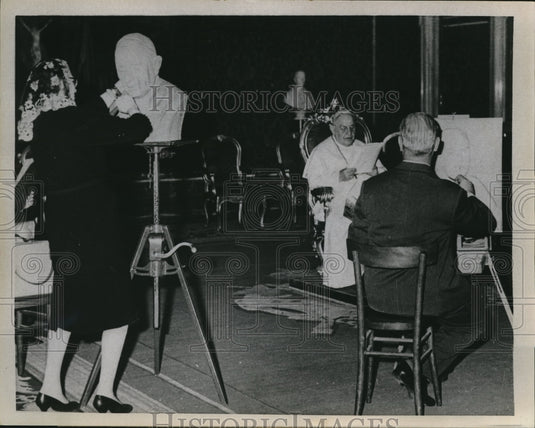 1960 Press Photo artist Gino Mazzoli portray Pope John XXIII & sculptor Annie - Historic Images