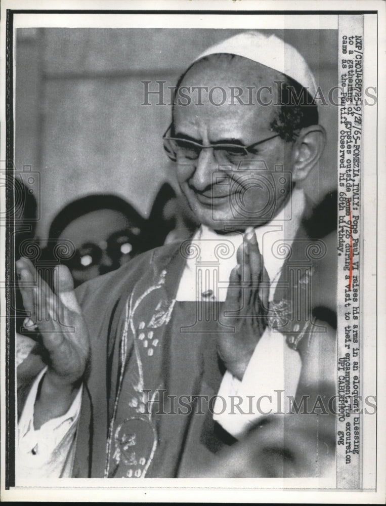 1965 Press Photo Pope Paul VI raises his arms in an eloquent blessing to a - Historic Images