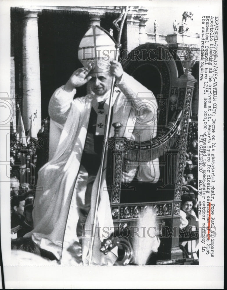 1965 Press Photo Pope Paul Vi, impart apostolic blessing as he arrives at St. - Historic Images