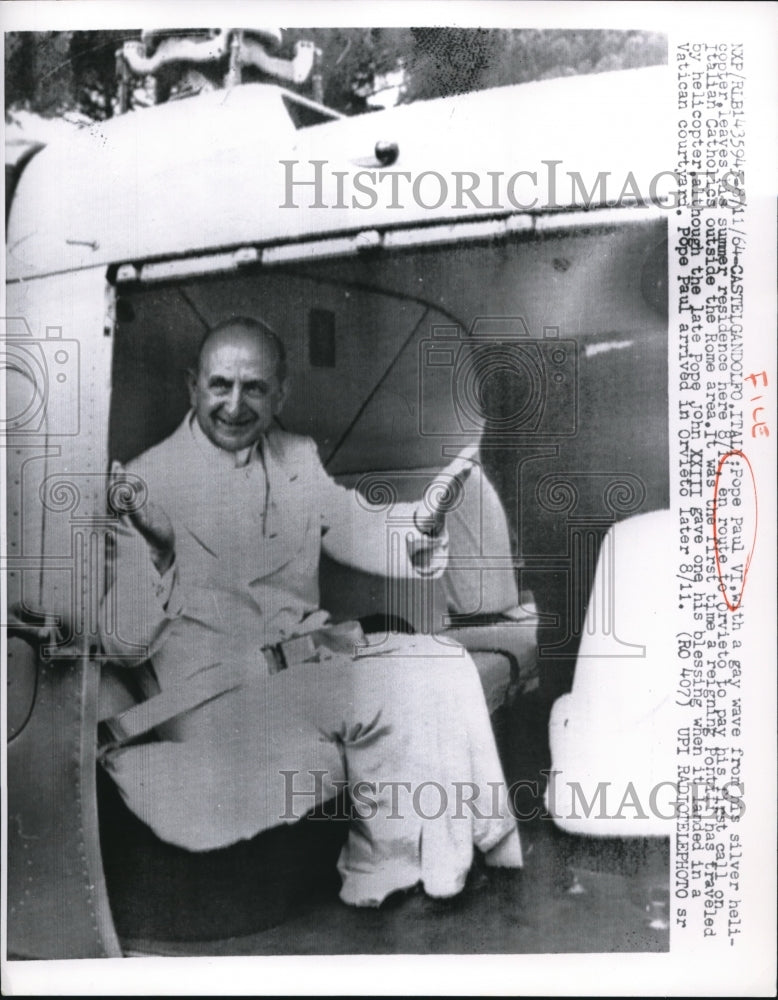 1964 Press Photo Pope Paul VI, with a happy wave from his silver helicopter, - Historic Images