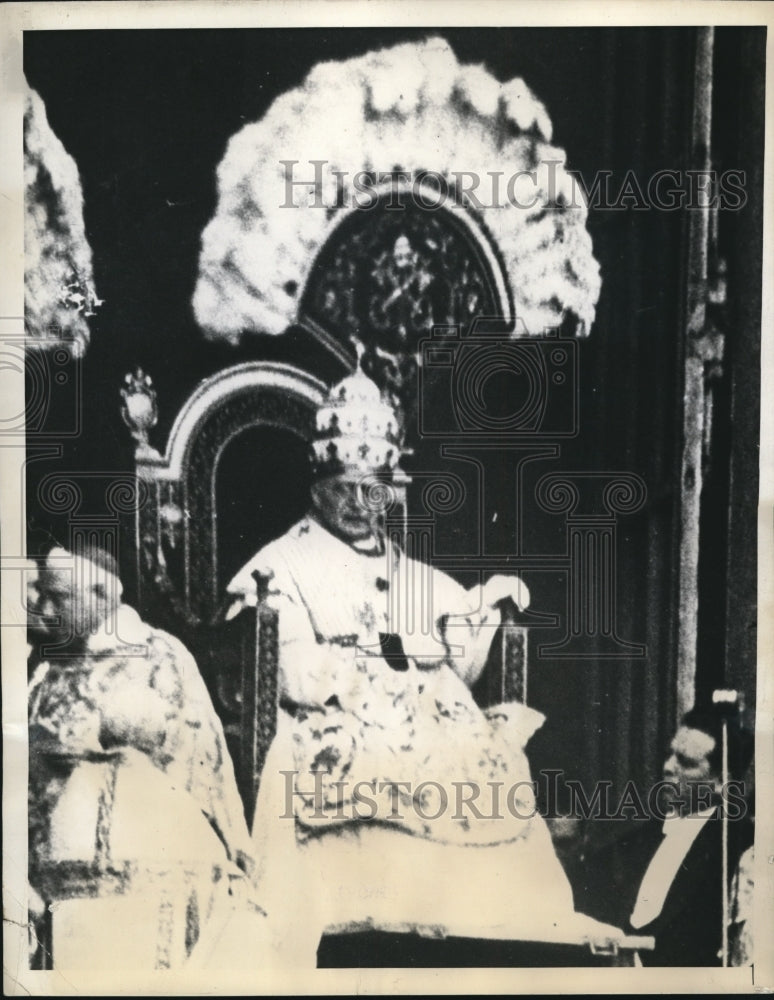 1935 Press Photo Pope Pius, giving his blessing for Easter from balcony to a - Historic Images