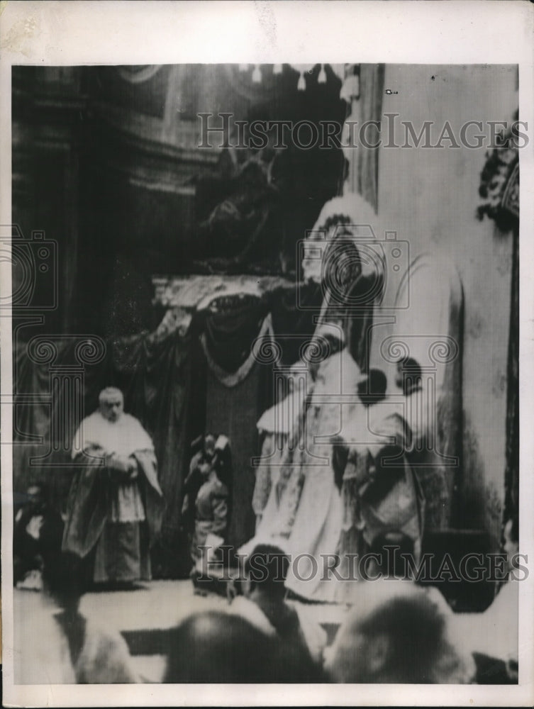 1937 Press Photo Pope Pius XI, seated on the papal throne as he bestowed his - Historic Images