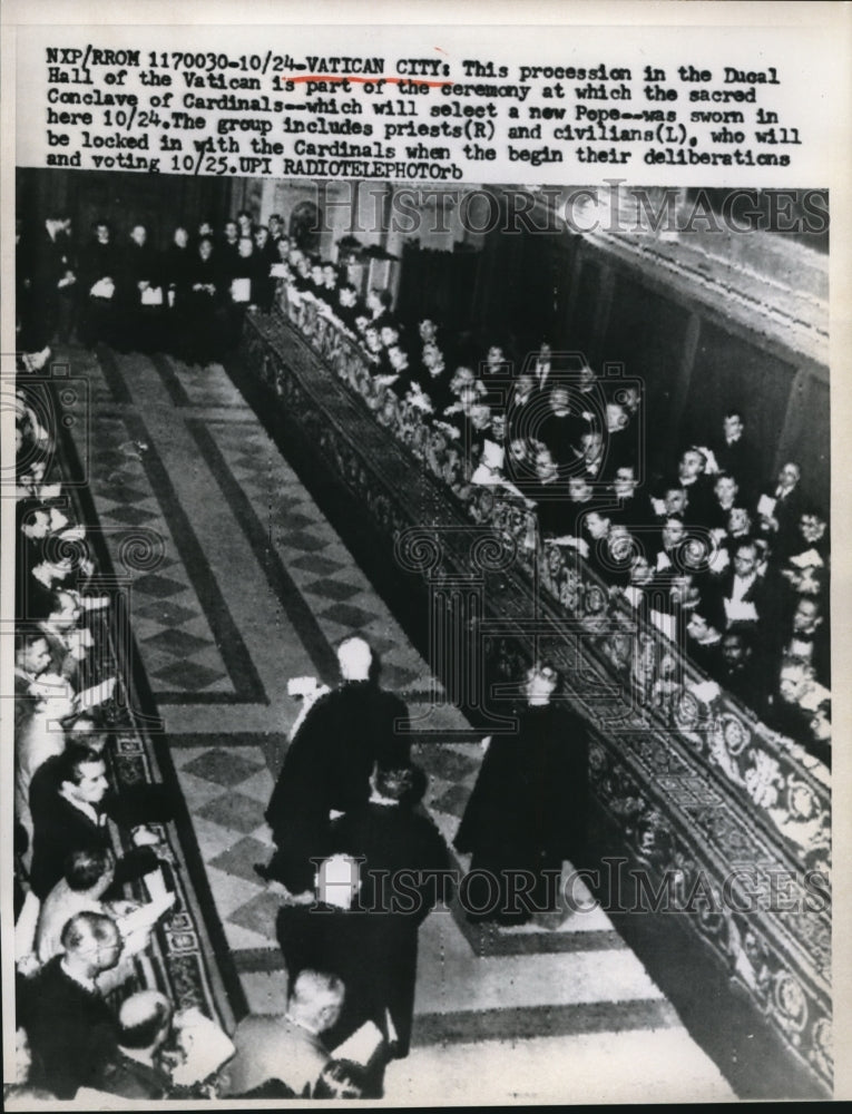 1958 Press Photo Priests &amp; civilians at Conclave of Cardinals in Vatican City - Historic Images