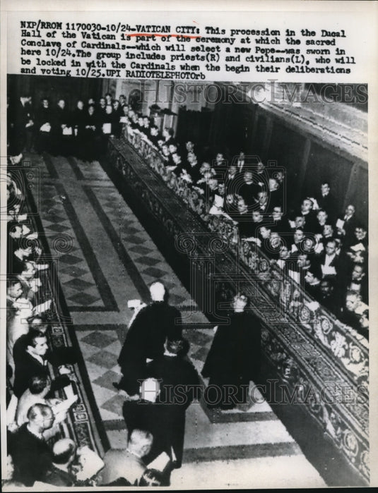 1958 Press Photo Priests & civilians at Conclave of Cardinals in Vatican City - Historic Images