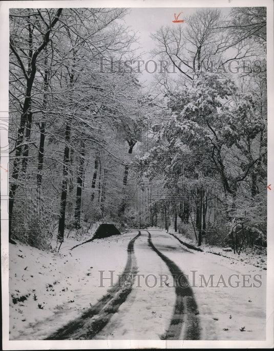 1953 Press Photo First Snow Hits Back Street in Cleveland - Historic Images