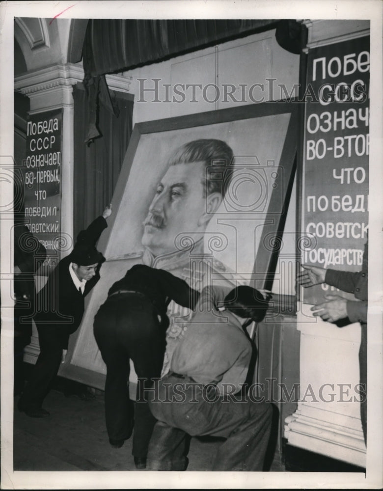 1949 Western Railway strikers remove photo Josef Stalin from wall-Historic Images