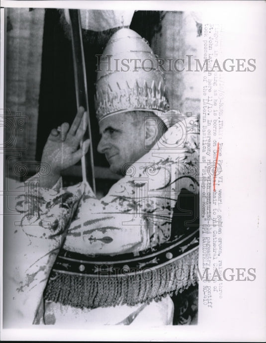 1963 Press Photo Pope Paul VI, wearing golden crown, raises three fingers - Historic Images