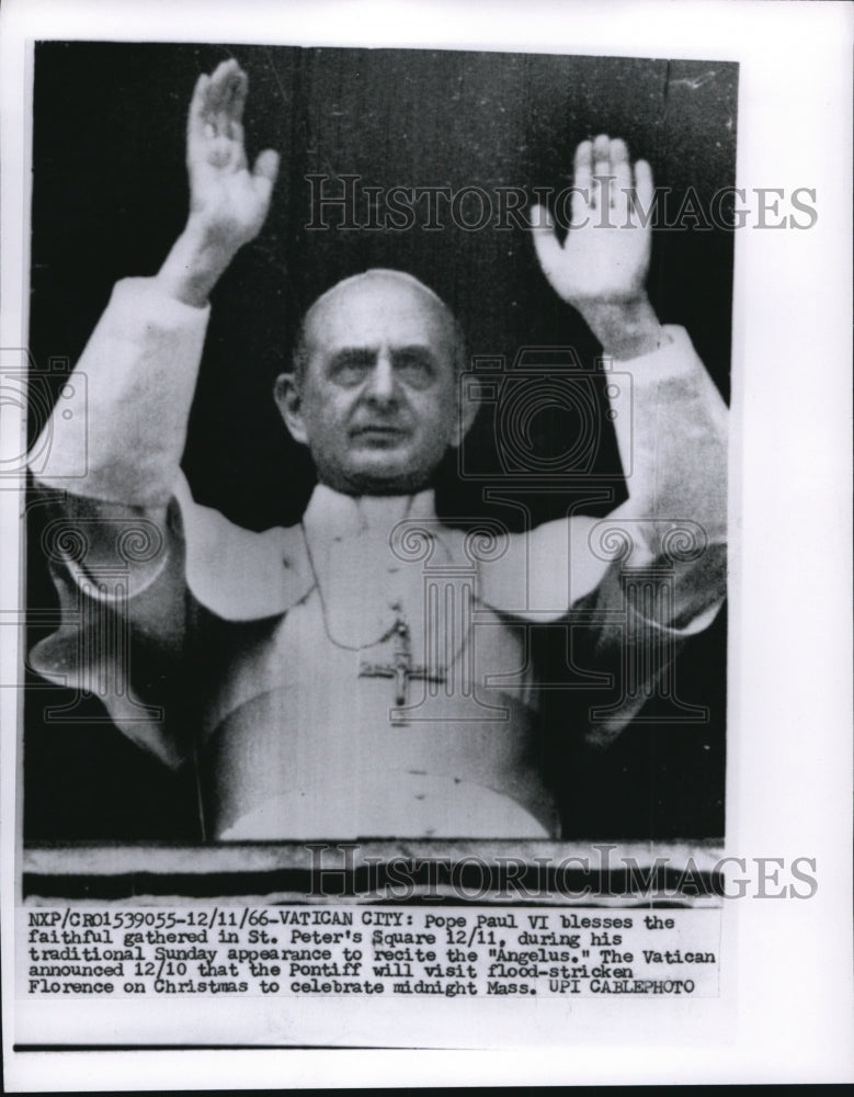 1966 Press Photo Pope Paul VI blesses faithful gathered in St. Peter&#39;s Square - Historic Images