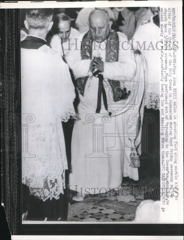 1959 Press Photo Pope John XXIII walks to Church of Holy Cross in Jerusalem - Historic Images