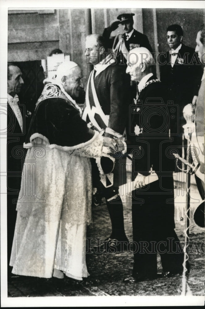 1963 Press Photo Pope John XXIII shakes hands with Italian President A. Segni - Historic Images