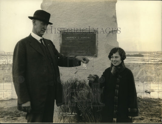 1925 Press Photo Chester Oneil presenting Zada Watson with a sack - Historic Images